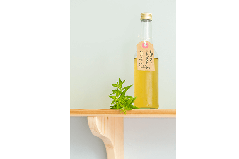 flesje met siroop van citroenverbena